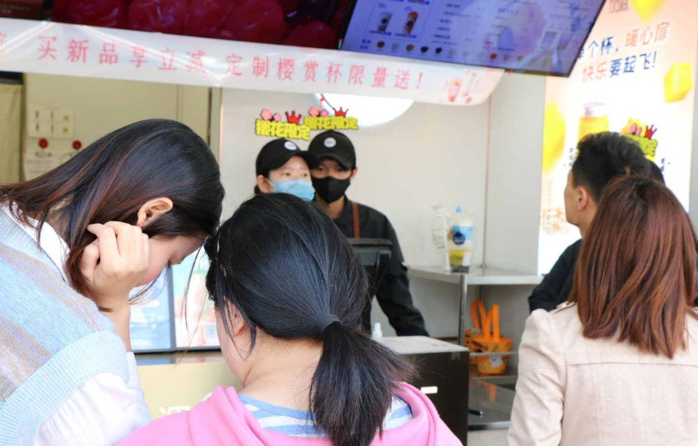 HJC黄金城奶茶：一家奶茶店的发展需要重点关注哪两个问题